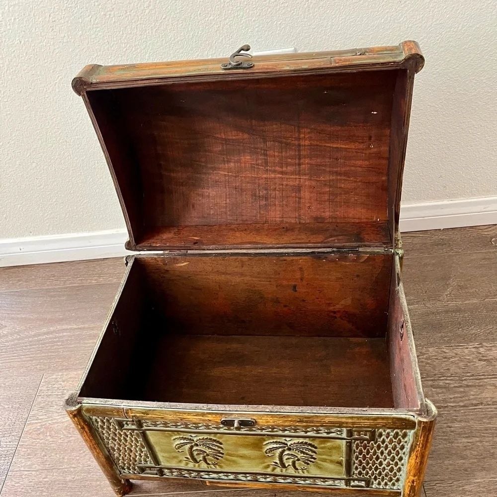 Vintage-Inspired Palm Motif Decorative Storage Trunk - Green and Brown